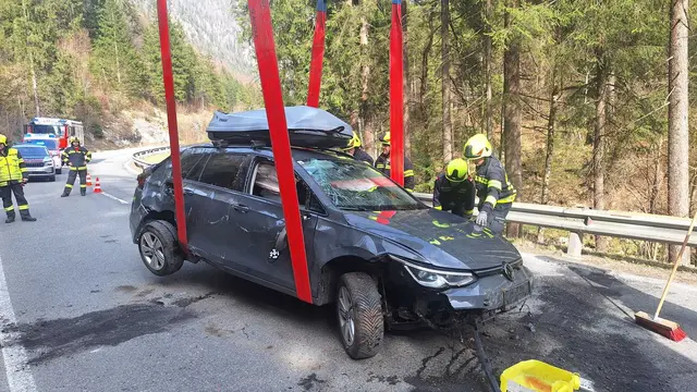 Feuerwehren nach Verkehrsunfall in Gosau im Einsatz
