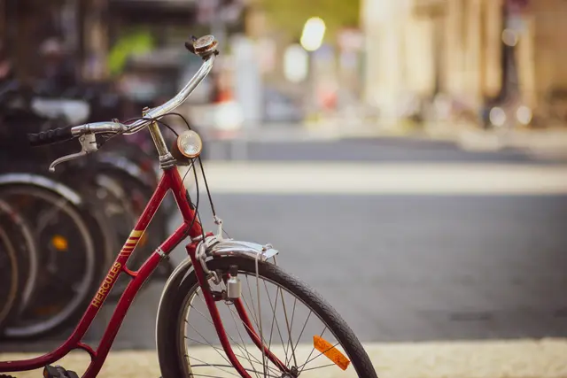 Am Wallensteinplatz werden Räder repariert. | Foto: Unsplash/Sven Mieke