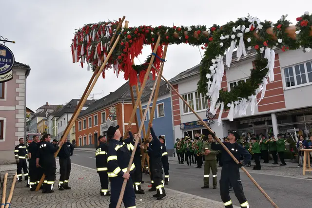 Der Maibaum im Markt Pabneukirchen wird von der Feuerwehr Pabneukirchen aufgestellt. | Foto: Robert Zinterhof
