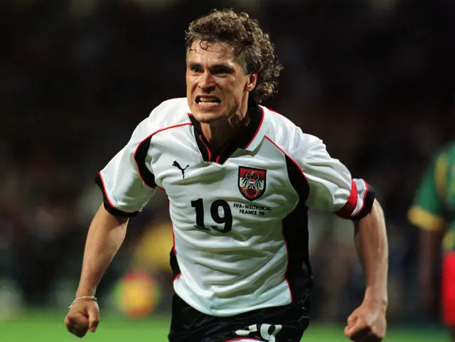Toni Polster jubelt über sein 1:1-Tor gegen Kamerun am 11. Juni 1998. | Foto: APA-Images / AP / RICARDO MAZALAN