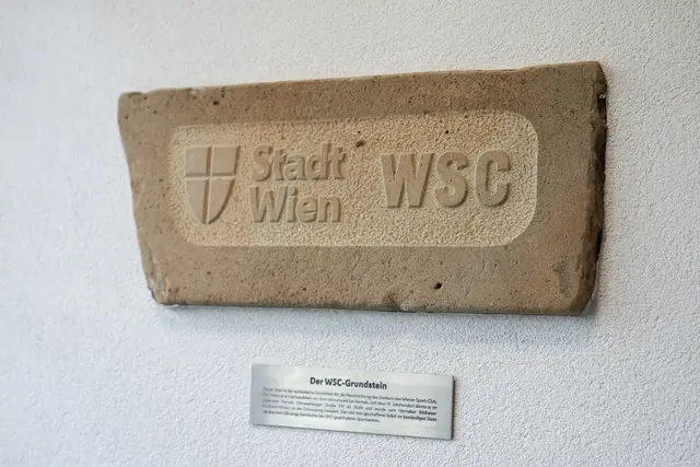 "Der WSC-Grundstein" wurde vom Bildhauermeister des "arteum" gestaltet und wurde aus einer alten Hernalser Stufe gefertigt.  | Foto: Kaja Jerabek/MeinBezirk