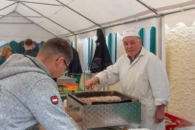 Wipplinger Rudi beim Bratwürstl grillen