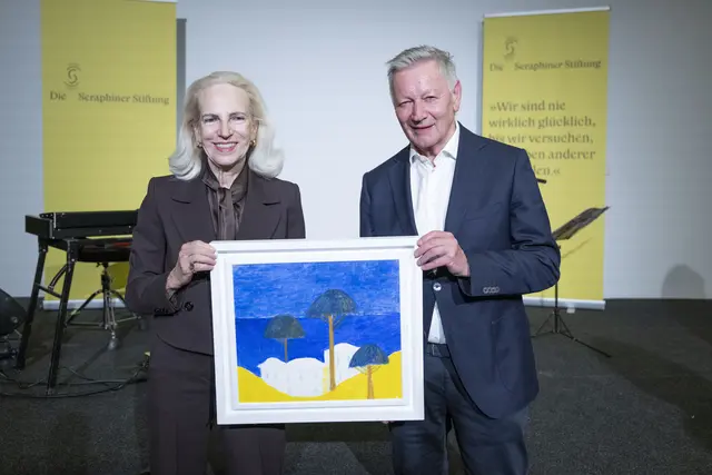 Helmut Krieghofer (Vorstandsvorsitzender der Seraphiner Stiftung) bedankte sich bei der Tiroler Unternehmerin und Galeristin Ingeborg Freudenthaler, die ein Gemälde der renommierten Tiroler Malerin Gerhild Diesner aus ihrer Sammlung zugunsten der Seraphiner Stiftung versteigern lassen wird. | Foto: Seraphiner Stiftung / Berger