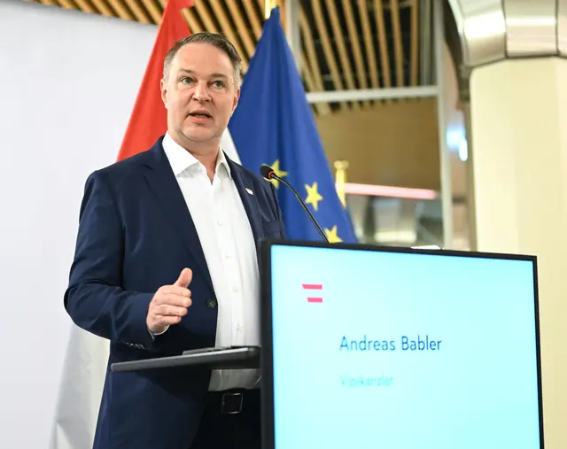 Die Reform der staatlichen Medienförderung in Österreich steht vor einem nächsten Schritt. Laut Medienminister Andreas Babler (SPÖ) sollen die Ergebnisse einer dazu beauftragten wissenschaftlichen Studie "in den kommenden Tagen" präsentiert werden. | Foto: APA-Images / APA / HELMUT FOHRINGER