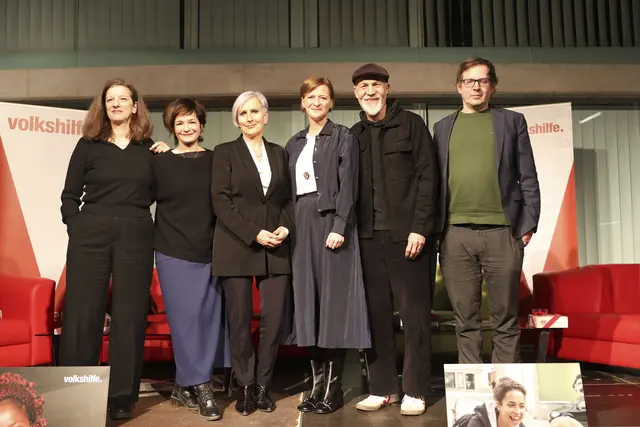 Journalistin Colette Schmidt, Schauspielerin und Menschenrechtsaktivistin Katharina Stemberger, Justizministerin Anna Sporrer, Nationalrats-Abgeordnete Sabine Schatz (Vorsitzende des Volkshilfe-Bezirksvereins), Volkshilfe-Direktor Erich Fenninger und Asyl- und Migrationsexperte Lukas Gahleitner-Gertz. | Foto: Volkshilfe/Markus Mörwald