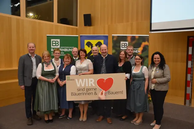 Der neugewählte Vorstand: BB- Direktor Wolfgang Wallner, Renate Schmidthaler, Vize- Präsidentin der LK Rosemarie Ferstl, Eva Prenninger, Bezirksobmann Stv. Gerhard Gebeshuber, Bezirksbäuerin Sabine Sieberer, Bauernbund Bezirks- Obmann Andreas Ehrenhuber, Altbauernreferent Alois Rapperstorfer, Schriftführerin Evelyn Weiermeier, Jungbauernreferent Sandro Strasser, Gabriele Zwicklhuber, Landesbäuerin Johanna Haider (v.li.) | Foto: Bauernbund