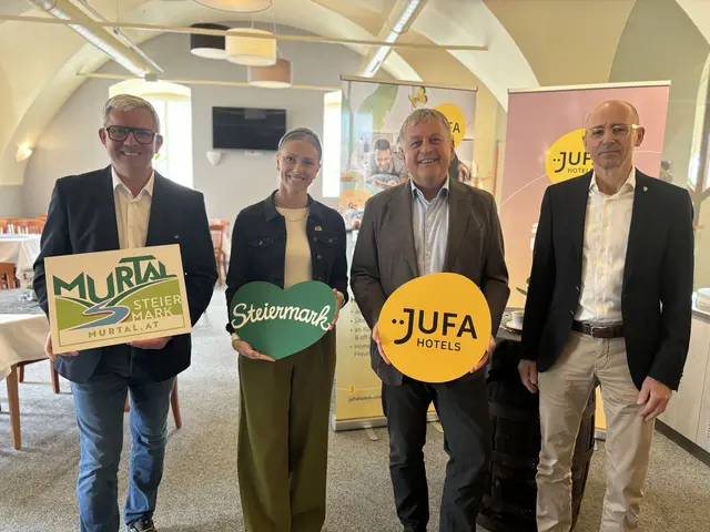 Die Touristiker Michael Hausleitner und Isabella Painhapp mit Gerhard Wendl und Bgm. Martin Rath. | Foto: MeinBezirk/Stefan Verderber