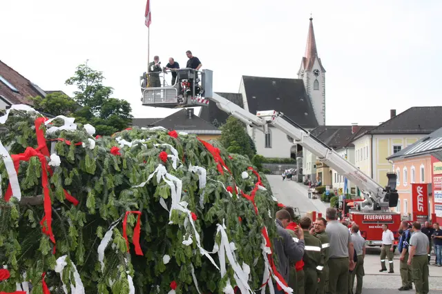 Der Maibaum im Markt Pabneukirchen wird von der Feuerwehr Pabneukirchen aufgestellt. | Foto: Robert Zinterhof