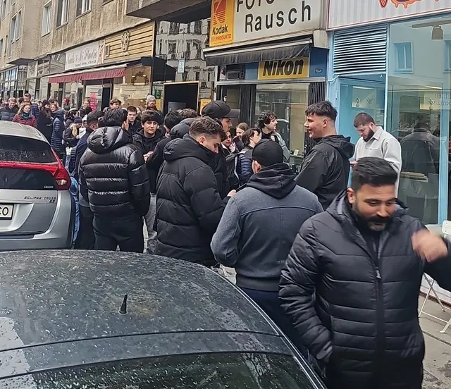 Dem schlechten Wetter zum Trotz standen zahlreiche Eishungrige an, um den Tag der Eröffnung des Sreja Ice in der Operngasse nicht zu verpassen. | Foto: Sreja Ice