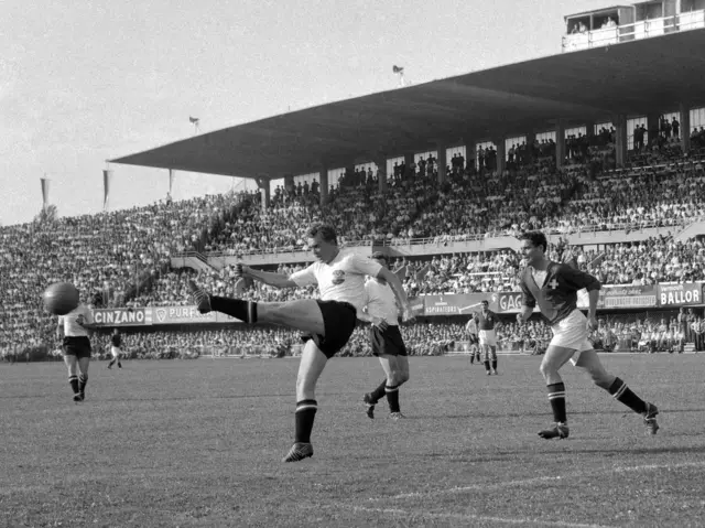 Roger Boquet (r.) im Viertelfinalspiel Schweiz-Österreich vom 26. Juni 1954 in Lausanne. Österreich gewann mit 7:5. | Foto: APA-Images / Keystone / STR