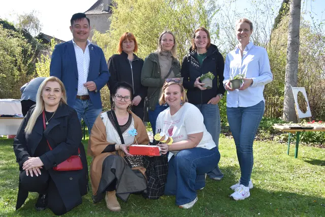 Herbert Pfeffer, Romana Fischer, Tamara Herz, Margareta Brandtner, Tanja Warlich, Behide Deskaj, Barbara Simetzberger &amp; Sophie Bittner-Schiesser strahlten beim Frühlingsfest in Traismauer. | Foto: Michaela Müller