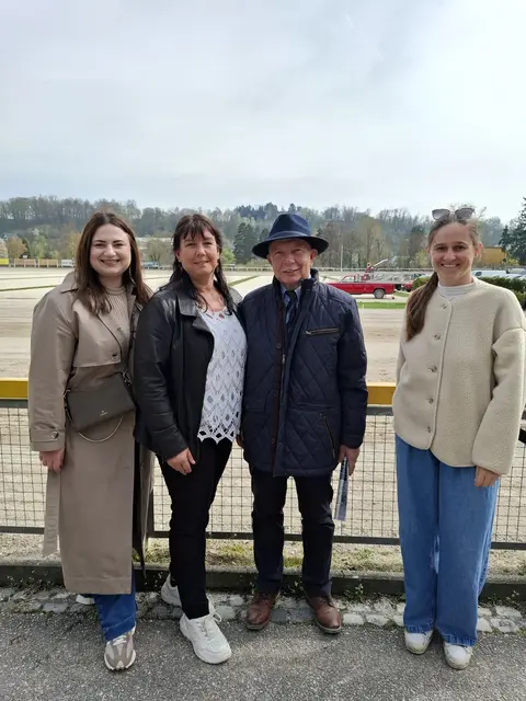 Die Welser Gemeinderätinnen Anna Wippel, Sandra Wohlschlager und Christiane Kroiß (alle FPÖ) mit Trabrennbahn-Präsident Karl Moisl. | Foto: FPÖ