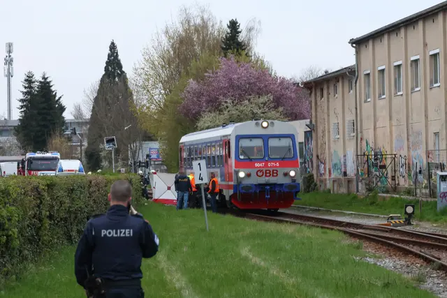 Für einen Mann kam nach der Kollision mit einem Triebwagen der Almtalbahn in Wels jede Hilfe zu spät. | Foto: laumat.at