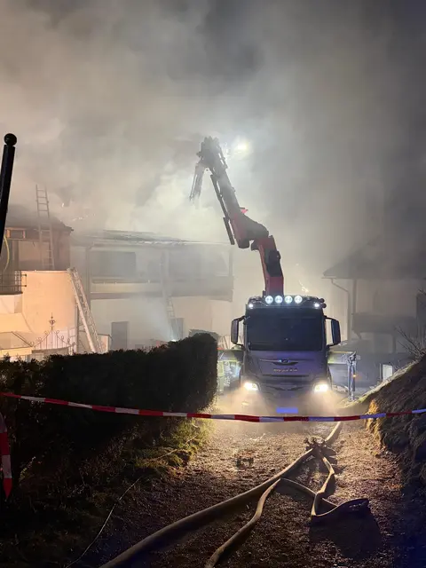 Die Löscharbeiten stellen die über 300 Einsatzkräfte vor große Herausforderungen. | Foto: Leonhard Graiff (ÖA BFV IBK-Land)