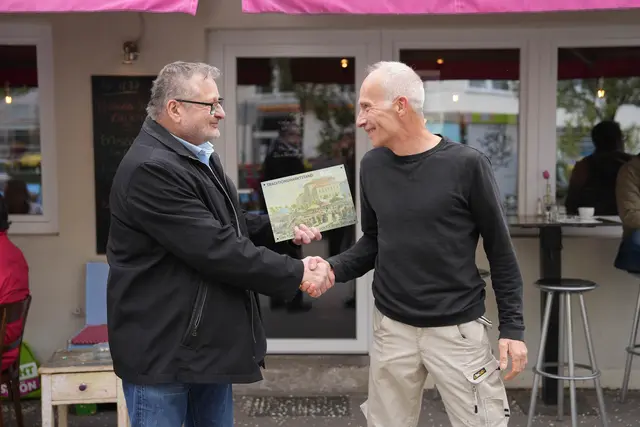 Kutheil betont die hervorragende Zusammenarbeit mit dem Café Nelke von Marktsprecher Georg Holzer.  | Foto: Kaja Jerabek/MeinBezirk