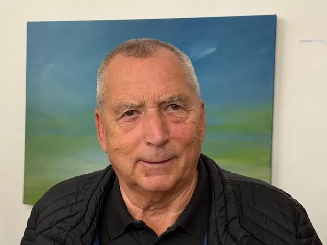 Sammler Josef Gegenhuber vor einem Werk von Leopold Kogler. 
 | Foto: Gegenhuber