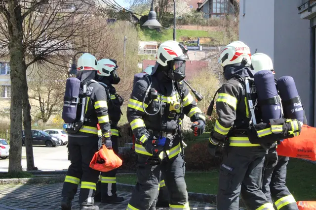 Die Atemschutztrupps brachten die eingeschlossenen Bewohner in Sicherheit. | Foto: FF Mauerkirchen