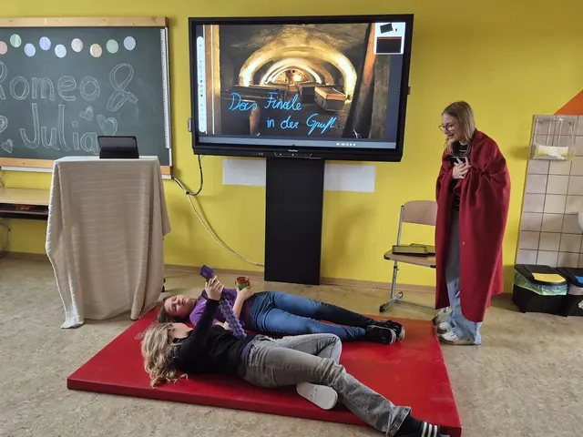 Αυτό είχε ως αποτέλεσμα μια άμεση ανταλλαγή για το περιεχόμενο των βιβλίων που διαβάστηκαν, για τα δικά τους κείμενα και για τη δημιουργία των προετοιμασμένων σκηνών. | Φωτογραφία: MS Drosendorf