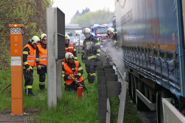 Überhitzte Bremsen bringen einen Lkw auf der A8 bei Krenglbach auf der Fahrbahn zum Stehen. | Foto: laumat.at