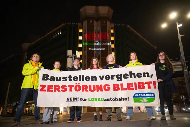 Die Klima-NGO "Global 2000" protestierte mit einer Fotoaktion vor dem Verkehrsministerium.  | Foto: Global 2000/ Leo Daublebsky