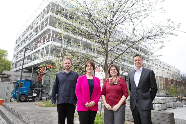 v.l.: Karlheinz Boiger von Hohensinn Architektur, Brigitte Karigl vom Umweltbundesamt, Claudia Dankl, Vorstandsmitglied von Beton Dialog Österreich und Mark Leiter, Geschäftsführer von Art-Invest Real Estate.    | Foto: BDÖ/Katharina F. Roßboth