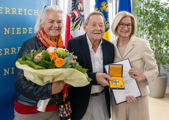 Uta und Wolfgang Ambros mit Landeshauptfrau Johanna Mikl-Leitner bei der Ehrenzeichenverleihung im Landhaus. | Foto: NLK Filzwieser