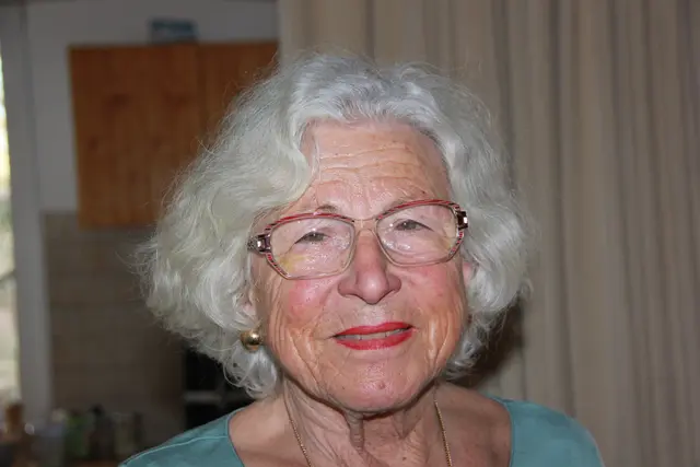 Wilfriede Deutsch präsentiert ihre Ikonenmalerei. | Foto: Raimund Mold