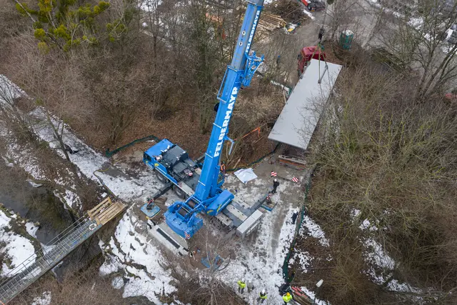 Das Tragwerk der neuen Brücke am Bachwinkelweg wurde eingehoben. (Archivfoto Februar 2025) | Foto: Stöckl Bauverbund / Stefan Gimpl