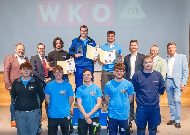 Metalltechnik: Spartenobmann Jochen Flicker (Gewerbe und Handwerk NÖ), Dietmar Hudsky (Bildungsdirektion NÖ), der Drittplatzierte David Aigner, Sieger Hannes Danzinger, Silber-Gewinner Kevin Marek, Landesinnungsmeister-Stellvertreter Matthias Jansch (Metalltechnik NÖ), Bundesspartenobmann Manfred Denk (Gewerbe und Handwerk) und Walter Trachsler von Netz NÖ (2.Reihe v. l.) mit den weiteren Teilnehmern am Landeslehrlingswettbewerb | Foto: Josef Bollwein