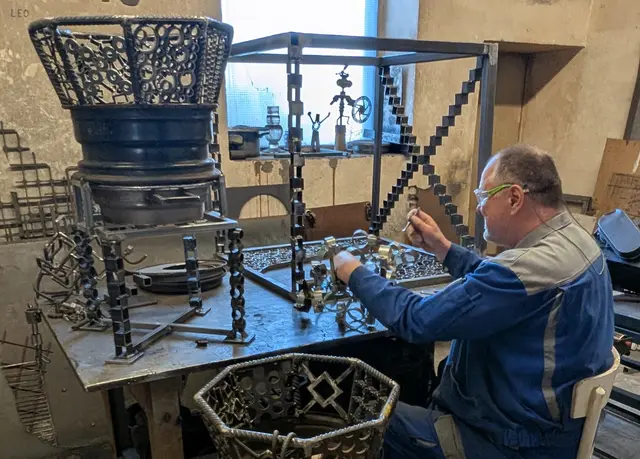 Einzigartige Designs aus Metall und Holz warten auf die Besucher am "Tages der offenen Werkstatt" im Hartlauerhof in Asten. | Foto: Caritas