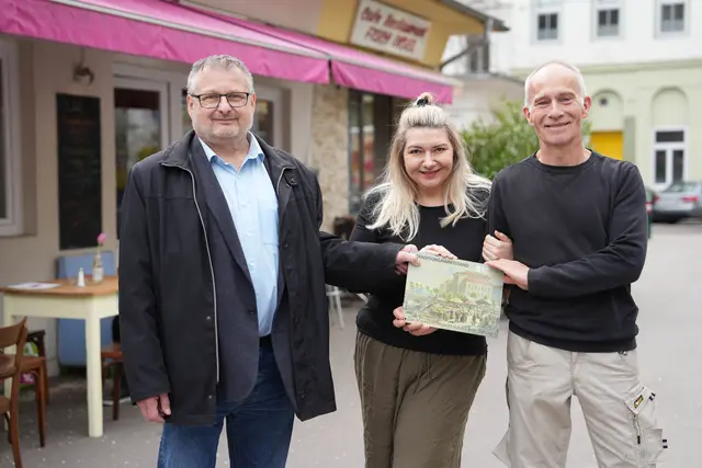 Marktamtdirektor Andreas Kutheil, Petronela Tranculov und Georg Holzer mit der "Traditionsmarktstand"-Plakette (v.l.) | Foto: Kaja Jerabek/MeinBezirk