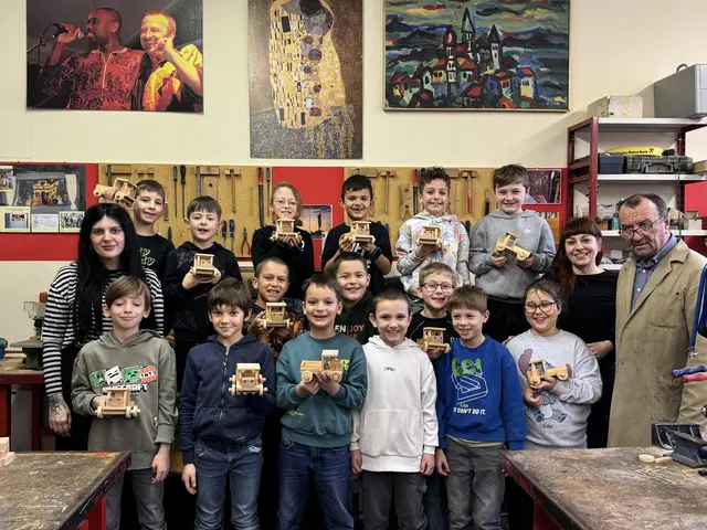 Die zweite Klasse der VS Ehrenhausen war im Werkraum mit großer Begeisterung bei der Arbeit - im BIld mit ihrer Klassenlehrerin Katharina Kahr, Werklehrer Martin Wratschko und Verena Semlitsch. | Foto: MS