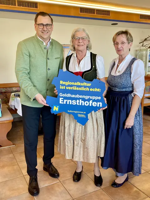 Volkskultur Niederösterreich-Geschäftsführer Harald Froschauer (links) und Daniela Heinzl, Obfrau der Goldhauben-, Kopftuch-, Perlhauben- und Hammerherrengruppen (rechts), verliehen die Plakette „Verlässlich echt“ an die Goldhaubengruppe Ernsthofen mit Obfrau Gertrude Emerstorfer. | Foto: Volkskultur Niederösterreich