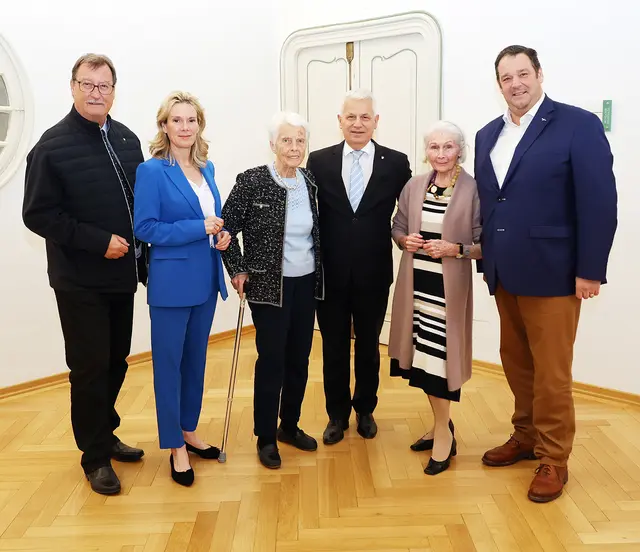 Herzlichen Glückwunsch zum 90. Geburtstag! Die Jubilarinnen Erika Braunek und Helene Dobner (r.) wurden gefeiert. | Foto: Marktgemeinde Maria Enzersdorf