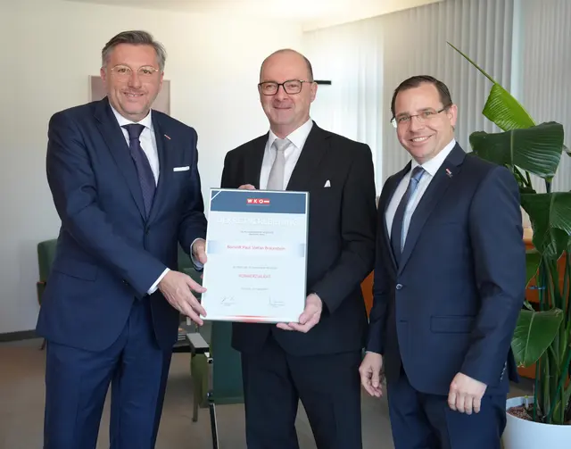 WK-Direktor Harald Schermann, Neo-Kommerzialrat Paul Braunstein und Wirtschaftskammerpräsident Andreas Wirth (v. l.)

 | Foto: WKB