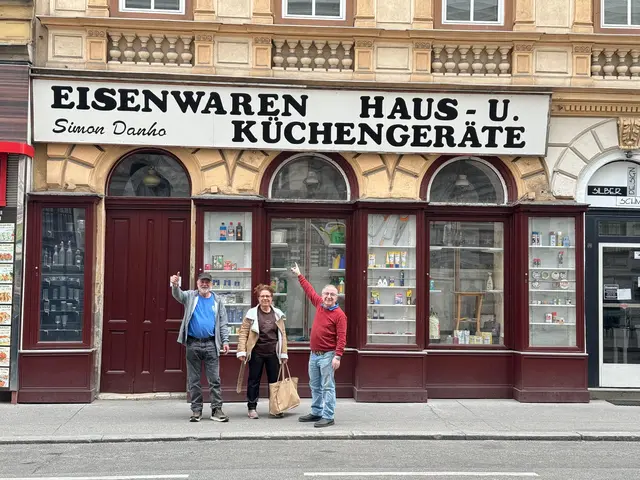 (v.l.n.r.) Im Foto sieht man den Schildermaler Günther Stotz, die Chefin Suhaila Danho und den Geschäftsinhaber Simon Danho. | Foto: Günther Stotz