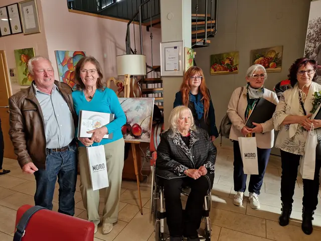 Übergabe von Erinnerungsurkunden und Gastgeschenken mit v.l.: Seniorchef Boris Jakončič, Maria Kucher, Inge Hawranek, Alessandra Minin, Paola Zaninotti und Helena Petrovčič.