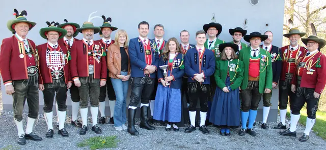 Die besten Mannschaften: Oberperfuss (m.), flankiert von den zweitplatzierten Telfern (r.) und dem Team der SK Oberhofen (l.). | Foto: SK Inzing