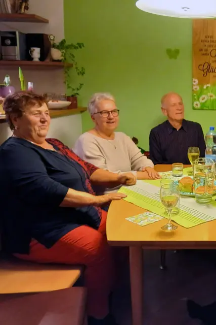 Hans Wahlmüller, rechts, mit seinen Schwestern Angela und Maria. Die drei sind zu Gast bei der Jahreshauptversammlung des Heimatvereins Pabneukirchen am Samstag, 25. April, 19.30 Uhr im GH Fischelmaier und bringen Lieder und Erinnerungen.  | Foto: privat