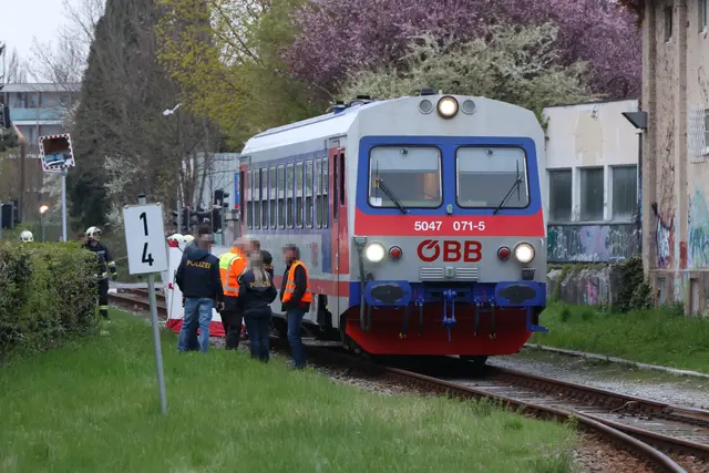 Für einen Mann kam nach der Kollision mit einem Triebwagen der Almtalbahn in Wels jede Hilfe zu spät. | Foto: laumat.at