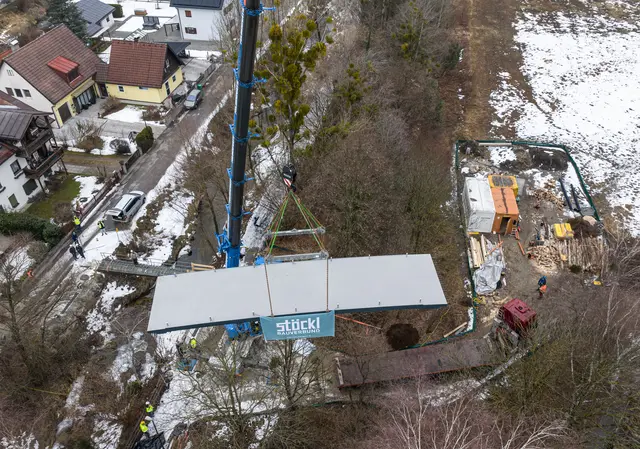 Das Tragwerk der neuen Brücke am Bachwinkelweg wurde eingehoben. (Archivfoto Februar 2025) | Foto: Stöckl Bauverbund / Stefan Gimpl