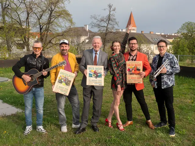 Claus Richtar und Hannes Oberger alias Mini &amp; Claus, Bürgermeister Klaus Schneeberger (ÖVP), Lisa Hanakamp und István Novák (SalsaLaBor) sowie Luis Abicht (Band Corcovado Salsa Club). | Foto: Stadt Wiener Neustadt/Maurer