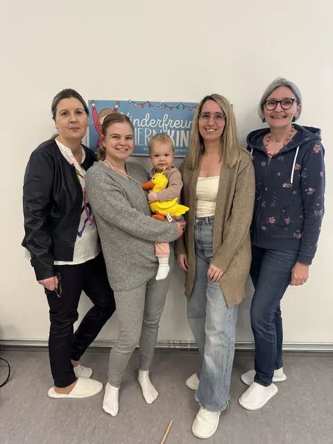Kinderfreunde Korneuburg Vorsitzende GRin Karin Schuster-Zwischenberger, Viktoria mit Mama Nina, Patricia Katsulis, Stv. Kinderfreunde Korneuburg Vorsitzende GRin Dagmar Tmej | Foto: Korneuburg Kinderfreunde