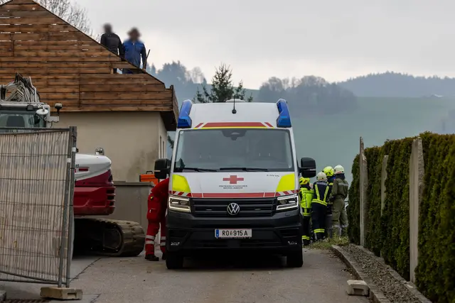 Die verletzte Person wurde mit der Rettung ins Spital gebracht. | Foto: Fotokerschi/Flanz Plechinger