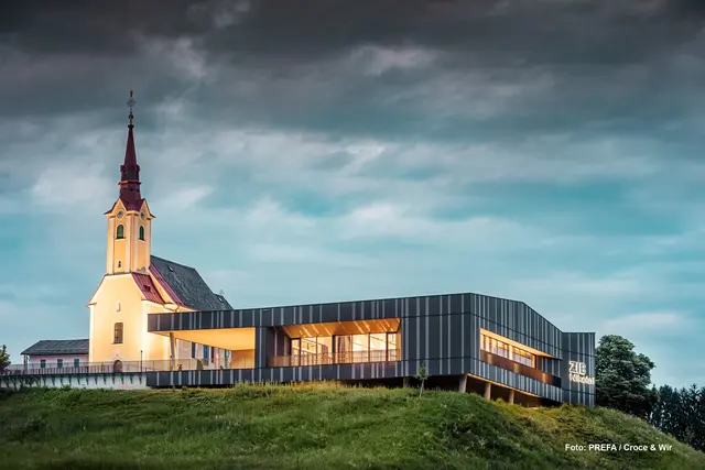 Das Zentrum im Berg (ZIB) in St. Nikolai dient der Marktgemeinde als moderne Begegnungsstätte. | Foto: Groce &amp; WIR / Prefa