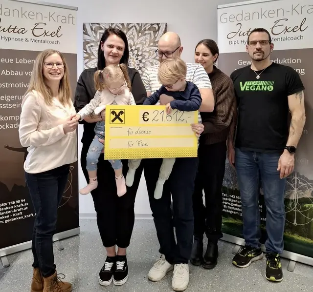 Symbolische Spendenübergabe von Jutta Exel (li.) von und Markus Kiss (re.) an Leonie und Finn und deren Familien.  | Foto: Exel