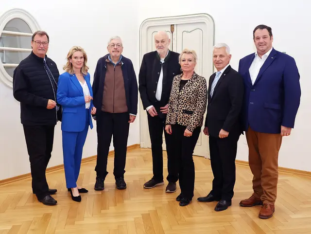 Bürgermeister Johann Zeiner, Vizebürgermeisterin Michaela -Haidvogel sowie die Gemeinderäte Michael -Capek und Markus Waldner gratulierten den 75-jährigen Geburtstagskindern zu ihrem halbrunden Jubiläum: Harald Egger, Manfred Mayer und Helga Hilverth (v.l.) | Foto: Marktgemeinde Maria Enzersdorf