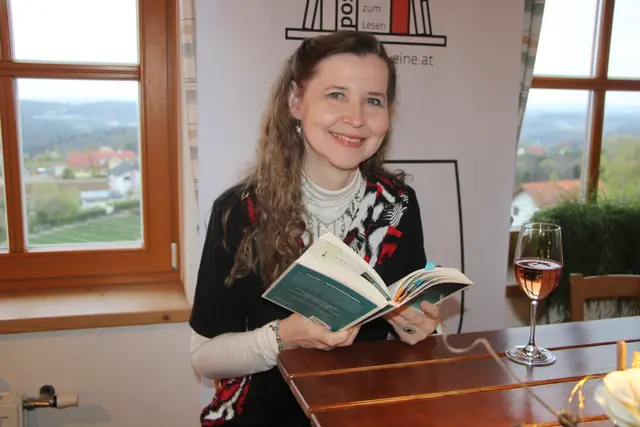 Mina Albrich las aus ihren vierten Krimiroman "Wienerberg". | Foto: Josef Hofmüller