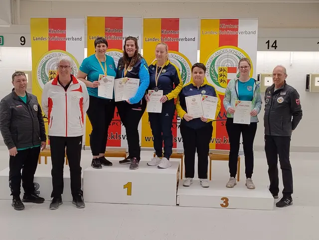 Alexandra Gracner und Anja KITZ mit den Gelb-blauen Trainingsanzügen bei der LM