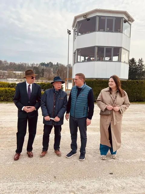 Karl Moisl (2. v. l.) zeigte Bürgermeister Andreas Rabl (2. v. r.) alle Neuheiten. | Foto: FPÖ